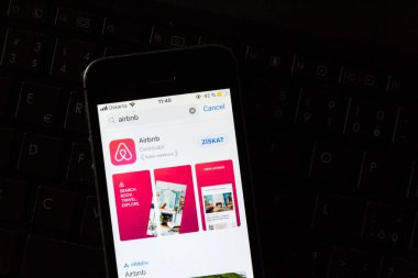 Prague, Çek Cumhuriyeti - 21 Kasım 2018: Airbnb şirket logosu mobil app telefon ekranında notebook klavye üzerinde 21 Kasım 2018 üzerinde yalan Prag, Çek Cumhuriyeti. 