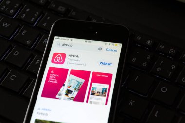 Prague, Çek Cumhuriyeti - 21 Kasım 2018: Airbnb şirket logosu mobil app telefon ekranında notebook klavye üzerinde 21 Kasım 2018 üzerinde yalan Prag, Çek Cumhuriyeti. 