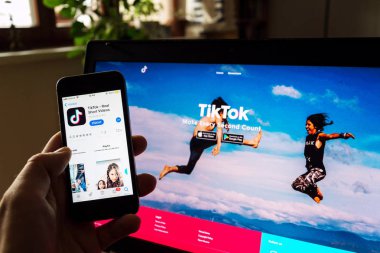 Prague, Çek Cumhuriyeti - 22 Kasım 2018: Tiktok mobil video paylaşım app şirket logosu ile Internet ana sayfasının arka planda üzerinde 22 Kasım 2018 Prag, Çek Cumhuriyeti için telefon ekranında. 