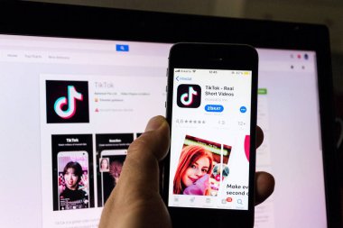 Prague, Çek Cumhuriyeti - 22 Kasım 2018: Tiktok mobil video paylaşım app şirket logosu ile Internet ana sayfasının arka planda üzerinde 22 Kasım 2018 Prag, Çek Cumhuriyeti için telefon ekranında. 