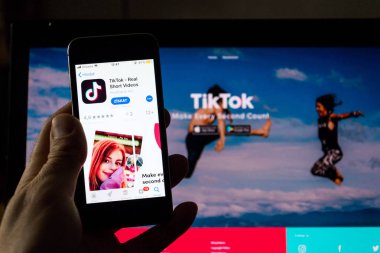 Prague, Çek Cumhuriyeti - 22 Kasım 2018: Tiktok mobil video paylaşım app şirket logosu ile Internet ana sayfasının arka planda üzerinde 22 Kasım 2018 Prag, Çek Cumhuriyeti için telefon ekranında. 
