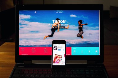 Prague, Çek Cumhuriyeti - 22 Kasım 2018: Tiktok mobil video paylaşım app şirket logosu ile Internet ana sayfasının arka planda üzerinde 22 Kasım 2018 Prag, Çek Cumhuriyeti için telefon ekranında. 