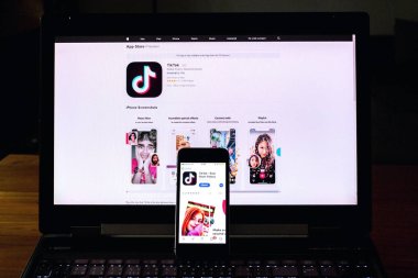 Prague, Çek Cumhuriyeti - 22 Kasım 2018: Tiktok mobil video paylaşım app şirket logosu ile Internet ana sayfasının arka planda üzerinde 22 Kasım 2018 Prag, Çek Cumhuriyeti için telefon ekranında. 