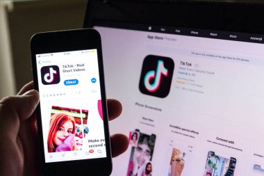 Prague, Çek Cumhuriyeti - 22 Kasım 2018: Tiktok mobil video paylaşım app şirket logosu ile Internet ana sayfasının arka planda üzerinde 22 Kasım 2018 Prag, Çek Cumhuriyeti için telefon ekranında. 