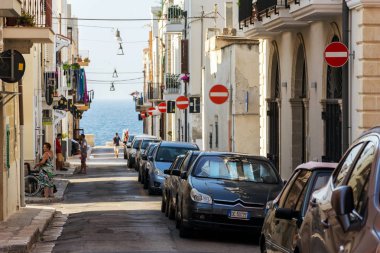 Polignano A Mare, İtalya - 6 Temmuz 2018: Birçok sokakta park edilmiş arabalar boyunca insanlar yürüyüş hiçbir giriş yol işaretleri üzerinde 6 Temmuz 2018 yılında Polignano a Mare, İtalya.
