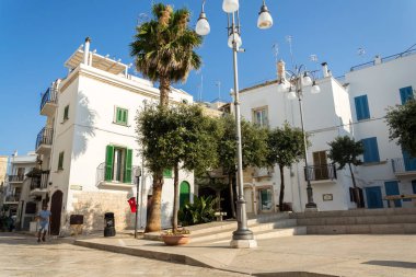 Polignano A Mare, İtalya - 6 Temmuz 2018: Turist üzerinde 6 Temmuz 2018 yılında Polignano a Mare, İtalya tarihi merkezinde yürüyüş.