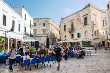Polignano A Mare, İtalya - 6 Temmuz 2018: Turist üzerinde 6 Temmuz 2018 yılında Polignano a Mare, İtalya tarihi merkezinde yürüyüş.