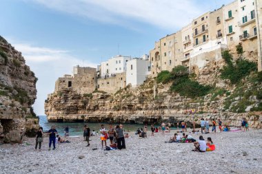 Polignano A Mare, İtalya - 6 Temmuz 2018: tarihi merkezi görünümünde bir güzel plaj Lama Monachile, Adriyatik Denizi, Apulia bölgesindeki Bari eyaletinde üzerinde 6 Temmuz 2018 yılında Polignano a Mare, İtalya için bakıyorum Turizm.