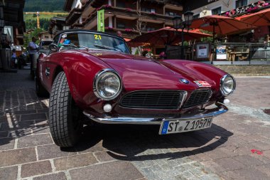 Saalbach-Hinterglemm, Avusturya-21 Haziran 2018: 1956 1959 tarihinde 21 Haziran 2018 Saalbach-Hinterglemm, Avusturya için üretilen Vintage Araba Bmw 507 roadster oldsmobile gazisi.