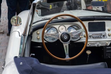Saalbach-Hinterglemm, Avusturya-21 Haziran 2018: 1956 1959 tarihinde 21 Haziran 2018 Saalbach-Hinterglemm, Avusturya için üretilen Vintage Araba Bmw 507 roadster oldsmobile gazisi.