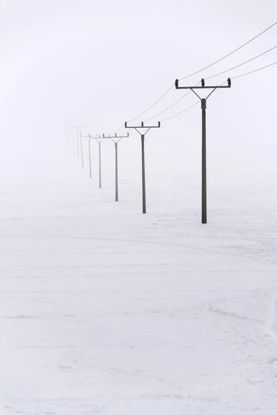 Электрические Столбы Распределительной Электростанции Исчезают Глубоком Тумане Концепция Зимней Замерзающей — стоковое фото