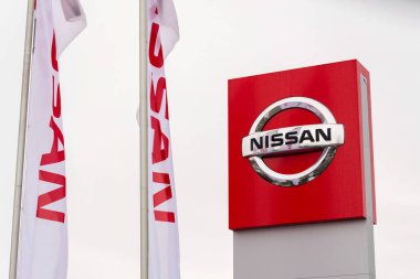 Prague, Çek Cumhuriyeti - 2 Aralık 2018: Nissan motor şirket logosu Bayilik Prag, Çek Cumhuriyeti 2 Aralık 2018 üzerinde bina önünde. 