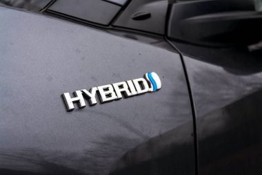 Prague, Çek Cumhuriyeti - 23 Kasım 2018: Toyota hibrid motor şirketi logosuna ayakta araba 23 Kasım 2018 Prag, Çek Cumhuriyeti. 
