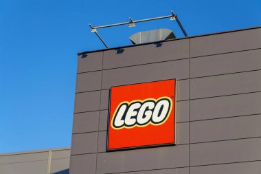 Kladno, Çek Cumhuriyeti - 4 Aralık 2018: Lego grup şirket logosuna 4 Aralık 2018 Kladno, Çek Cumhuriyeti için bina üretim tesisimiz. 