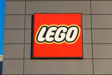 Kladno, Çek Cumhuriyeti - 4 Aralık 2018: Lego grup şirket logosuna 4 Aralık 2018 Kladno, Çek Cumhuriyeti için bina üretim tesisimiz. 