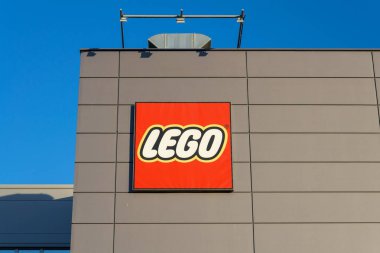 Kladno, Çek Cumhuriyeti - 4 Aralık 2018: Lego grup şirket logosuna 4 Aralık 2018 Kladno, Çek Cumhuriyeti için bina üretim tesisimiz. 