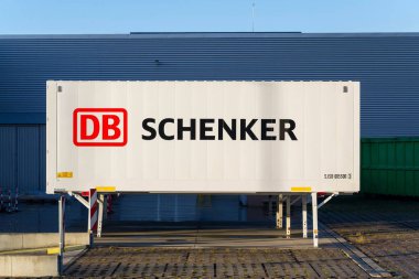 Kladno, Çek Cumhuriyeti - 4 Aralık 2018: Db Schenker Alman demiryolu operatörü Deutsche Bahn Ag Lojistik Bölümü şirket logosu üzerinde nakliye konteyner üzerinde 4 Aralık 2018 Kladno, Çek Cumhuriyeti. 