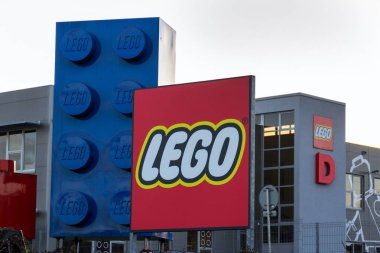 Kladno, Çek Cumhuriyeti - 4 Aralık 2018: dev Lego tuğla Lego grup şirket logosu üretim tesisi 4 Aralık 2018 Kladno, Çek Cumhuriyeti için tarih önünde. 