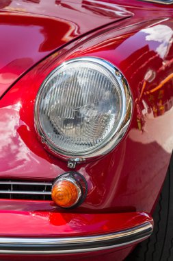 Saalbach-Hinterglemm, Avusturya-21 Haziran 2018: Kırmızı Porsche 356 oldsmobile eski model kıdemli araba detay üzerinde 21 Haziran 2018 Saalbach-Hinterglemm, Avusturya.