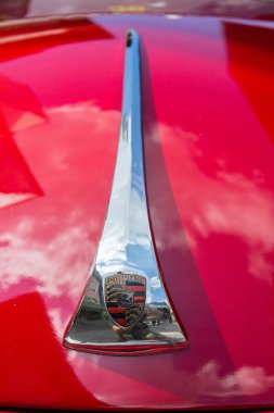 Saalbach-Hinterglemm, Avusturya-21 Haziran 2018: Kırmızı Porsche 356 oldsmobile eski model kıdemli araba detay üzerinde 21 Haziran 2018 Saalbach-Hinterglemm, Avusturya.