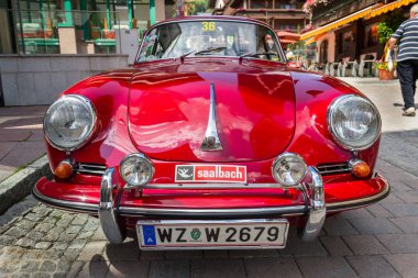 Saalbach-Hinterglemm, Avusturya-21 Haziran 2018: Kırmızı Porsche 356 oldsmobile eski model kıdemli araba detay üzerinde 21 Haziran 2018 Saalbach-Hinterglemm, Avusturya.