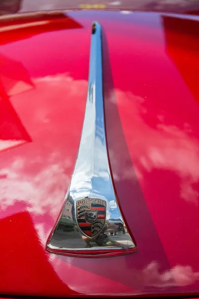 2018 日オーストリア ザールバッハ ヒンターグレムでのザールバッハ ヒンターグレム オーストリア 2018 赤ポルシェ 356 オールズモビル — ストック写真