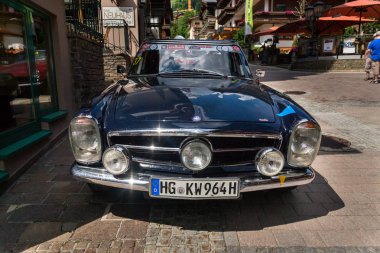 Saalbach-Hinterglemm, Avusturya-21 Haziran 2018: Vintage koyu mavi Mercedes-Benz 230 Sl oldsmobile kıdemli araba ayakta Caddesi üzerinde 21 Haziran 2018 Saalbach-Hinterglemm, Avusturya.