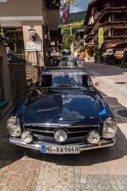 Saalbach-Hinterglemm, Avusturya-21 Haziran 2018: Vintage koyu mavi Mercedes-Benz 230 Sl oldsmobile kıdemli araba ayakta Caddesi üzerinde 21 Haziran 2018 Saalbach-Hinterglemm, Avusturya.