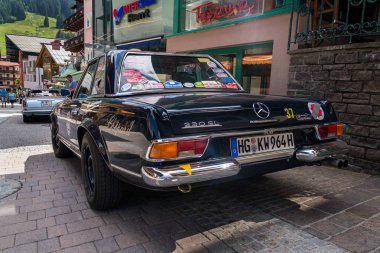 Saalbach-Hinterglemm, Avusturya-21 Haziran 2018: Vintage koyu mavi Mercedes-Benz 230 Sl oldsmobile kıdemli araba ayakta Caddesi üzerinde 21 Haziran 2018 Saalbach-Hinterglemm, Avusturya.