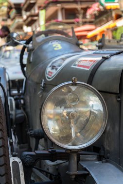 Saalbach-Hinterglemm, Avusturya-21 Haziran 2018: Vintage Alvis oldsmobile kıdemli araba ayakta Caddesi üzerinde 21 Haziran 2018 Saalbach-Hinterglemm, Avusturya.