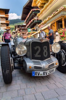 Saalbach-Hinterglemm, Avusturya-21 Haziran 2018: Vintage Alvis oldsmobile kıdemli araba ayakta Caddesi üzerinde 21 Haziran 2018 Saalbach-Hinterglemm, Avusturya.