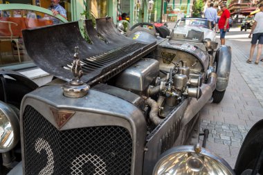 Saalbach-Hinterglemm, Avusturya-21 Haziran 2018: Vintage Alvis oldsmobile kıdemli araba ayakta Caddesi üzerinde 21 Haziran 2018 Saalbach-Hinterglemm, Avusturya.