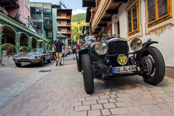 Saalbach-Hinterglemm, Avusturya-21 Haziran 2018: Vintage Alvis oldsmobile kıdemli araba ayakta Caddesi üzerinde 21 Haziran 2018 Saalbach-Hinterglemm, Avusturya.