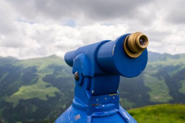 Genel teleskop yaz günü dağ silsilesi Avusturya, bulutlu Alpler'de karşı gelemiyor