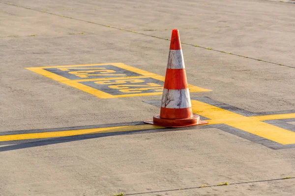 Strisce Bianco Arancione Cono Traffico Trova Sulla Pista Dell Aeroporto — Foto Stock
