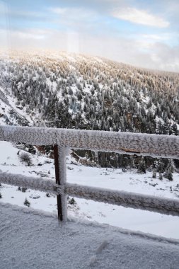 Metal korkuluk karlı dağlar üzerinde büyük hoarfrost manzara arka plan, Krkonose mountains, Çek Cumhuriyeti, hava buz gibi  