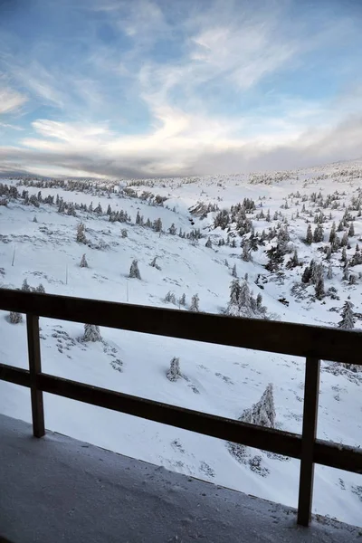 大白霜金属栏杆上雪山景观背景 克尔科诺斯山 寒冷的天气 — 图库照片