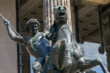 Aslan avcı Binicilik bronz heykeli Albert Wolff tarafından 1858 dışında Altes Museum, Berlin, Almanya