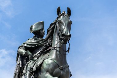 Frederick Unter den Linden Caddesi, Berlin, Almanya üzerinde büyük atlı heykeli