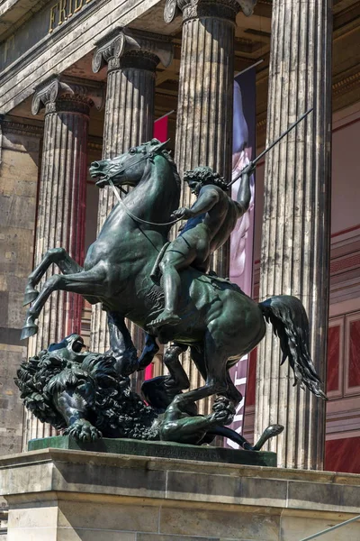 ライオン戦闘機騎馬銅像アルベール ヴォルフによって 1858 ドイツのベルリンに Altes 博物館の外から — ストック写真