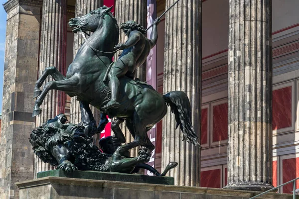 Lion Stíhací Jezdecká Bronzová Socha Albert Wolff 1858 Mimo Altes — Stock fotografie