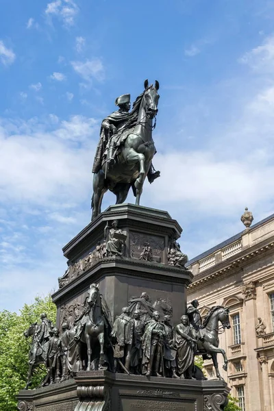 Frederick Unter den Linden Caddesi, Berlin, Almanya üzerinde büyük atlı heykeli