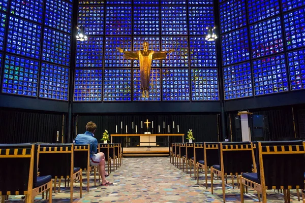 Novo Kaiser Wilhelm Memorial Church Interior Com Crucifixo Incrustações Vidro — Fotografia de Stock