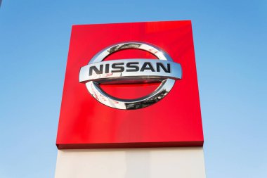 Prague, Çek Cumhuriyeti - 13 Aralık 2018: Nissan motor şirket logosu Bayilik Prag, Çek Cumhuriyeti'nde 13 Aralık 2018 üzerinde bina önünde. 