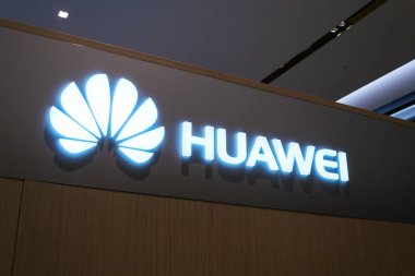 Prague, Çek Cumhuriyeti - 14 Aralık 2018: Huawei telekomünikasyon ekipman ve elektronik şirket logosu üzerinde 14 Aralık 2018 üzerinde cep telefonu dükkanı Prag, Çek Cumhuriyeti. 