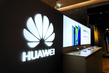 Prague, Çek Cumhuriyeti - 14 Aralık 2018: Huawei telekomünikasyon ekipman ve elektronik şirket logosu üzerinde 14 Aralık 2018 üzerinde cep telefonu dükkanı Prag, Çek Cumhuriyeti. 