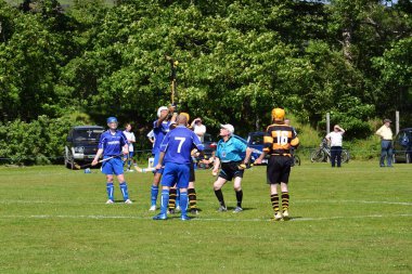 Fort William, İskoçya - 20 Temmuz: tipik İskoç takım oyun shinty ile sopa ve top 20 Temmuz 2013 Fort William, İskoçya, Birleşik Krallık oynarken erkekler.