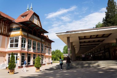 Luhacovice, Çek Cumhuriyeti - 30 Nisan 2018: insanlar mesafede Colonadde spa Town adlı 1902 tarihinde 30 Nisan 2018 Luhacovice, Çek Cumhuriyeti için ulusal kültürel anıt Jurkovicuv evin etrafında.