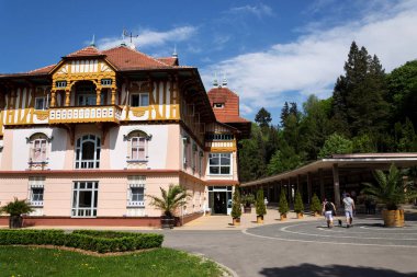 Luhacovice, Çek Cumhuriyeti - 30 Nisan 2018: insanlar mesafede Colonadde spa Town adlı 1902 tarihinde 30 Nisan 2018 Luhacovice, Çek Cumhuriyeti için ulusal kültürel anıt Jurkovicuv evin etrafında.