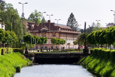 Luhacovice, Çek Cumhuriyeti - 30 Nisan 2018: insanlar mesafede Colonadde spa Town adlı 1902 tarihinde 30 Nisan 2018 Luhacovice, Çek Cumhuriyeti için ulusal kültürel anıt Jurkovicuv evin etrafında.
